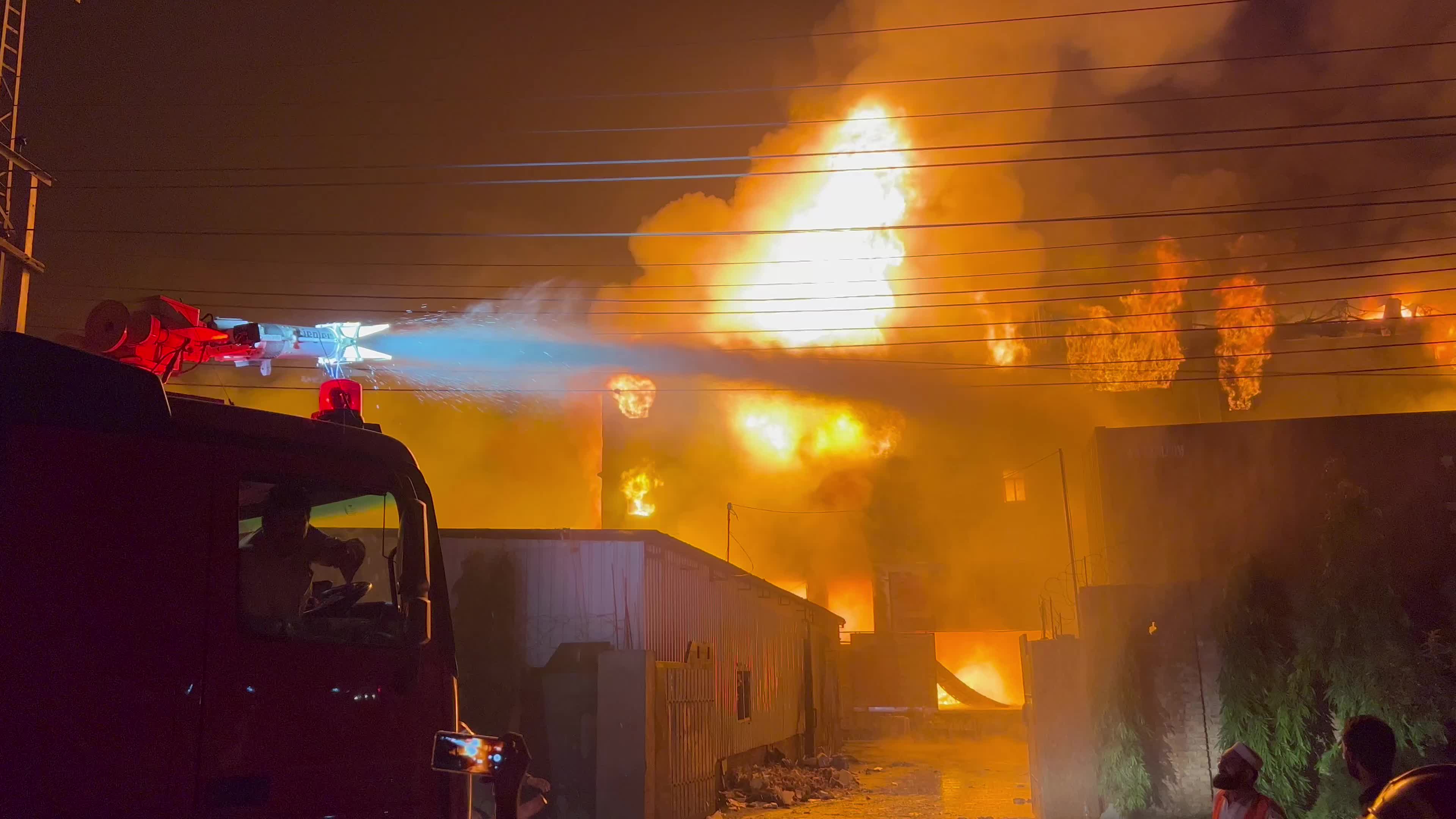 Fire broke out in dyper factory in Peshawar, Pakistan
