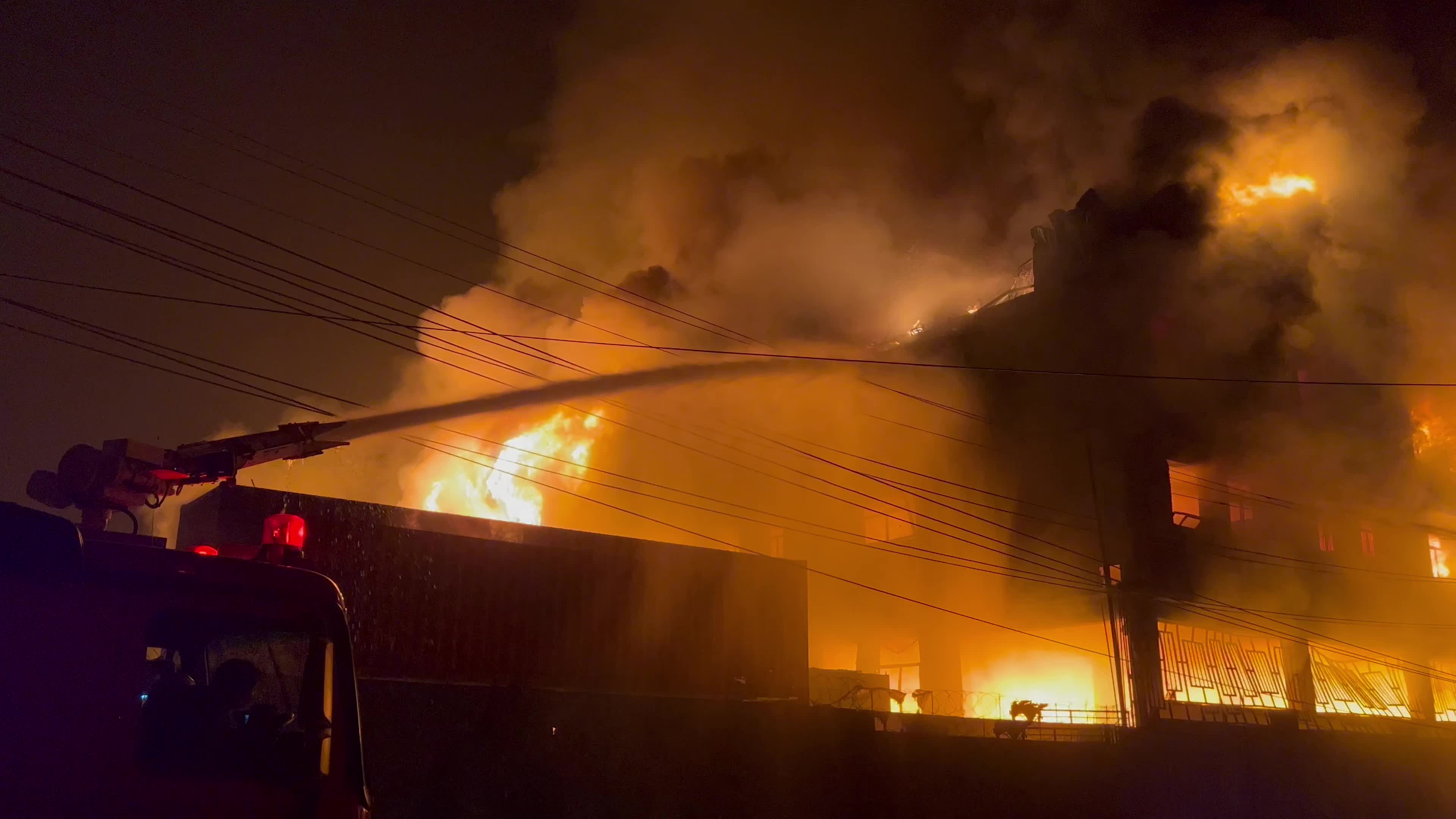 Fire broke out in dyper factory in Peshawar, Pakistan
