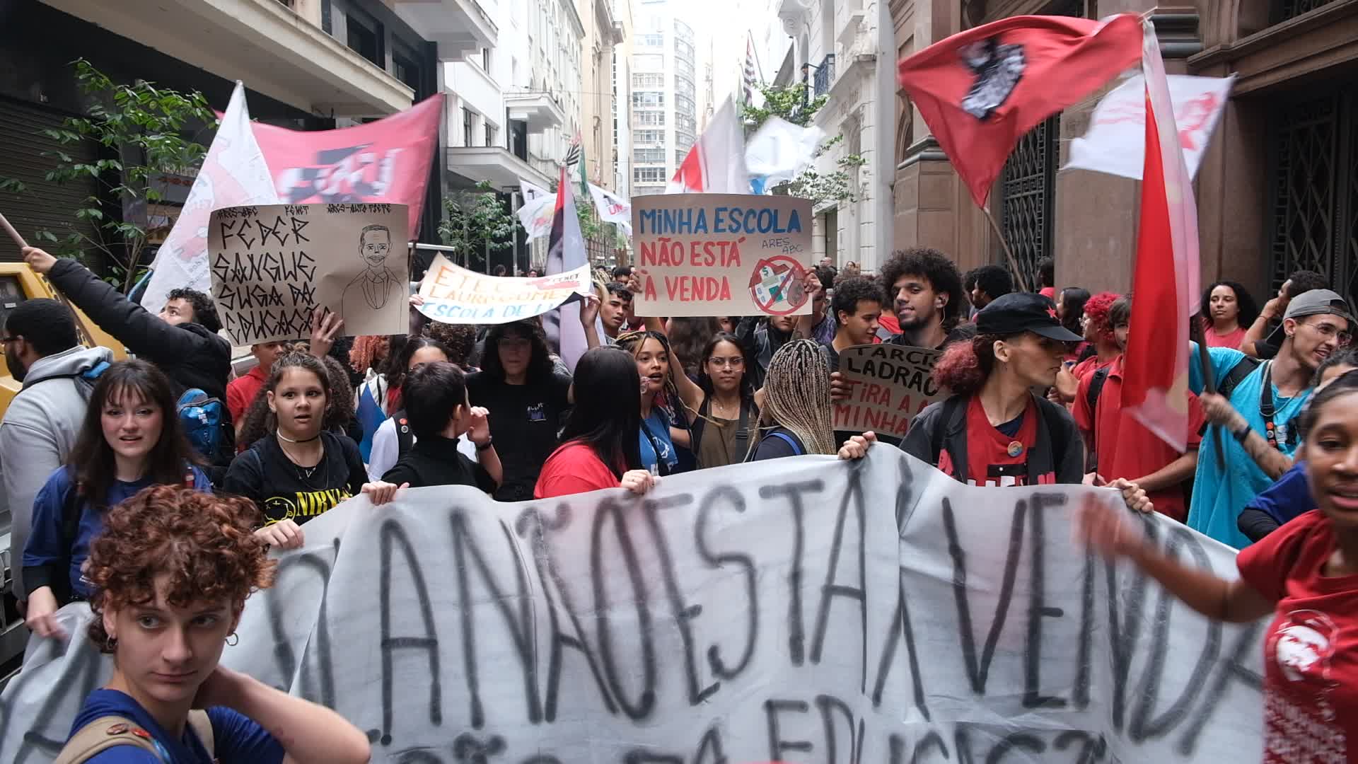 Protesters in São Paulo Against Privatization of Schools