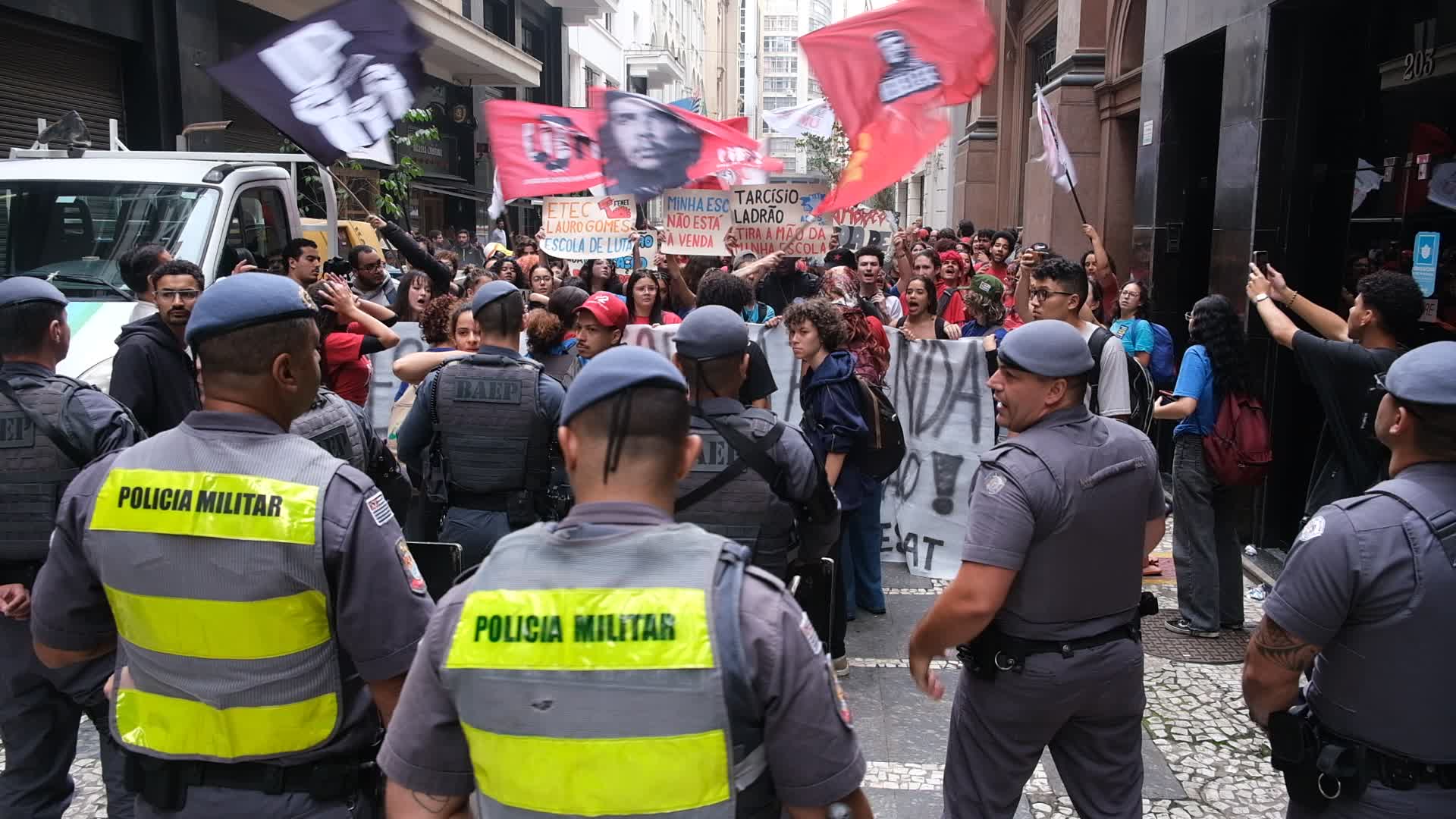 Protesters in São Paulo Against Privatization of Schools