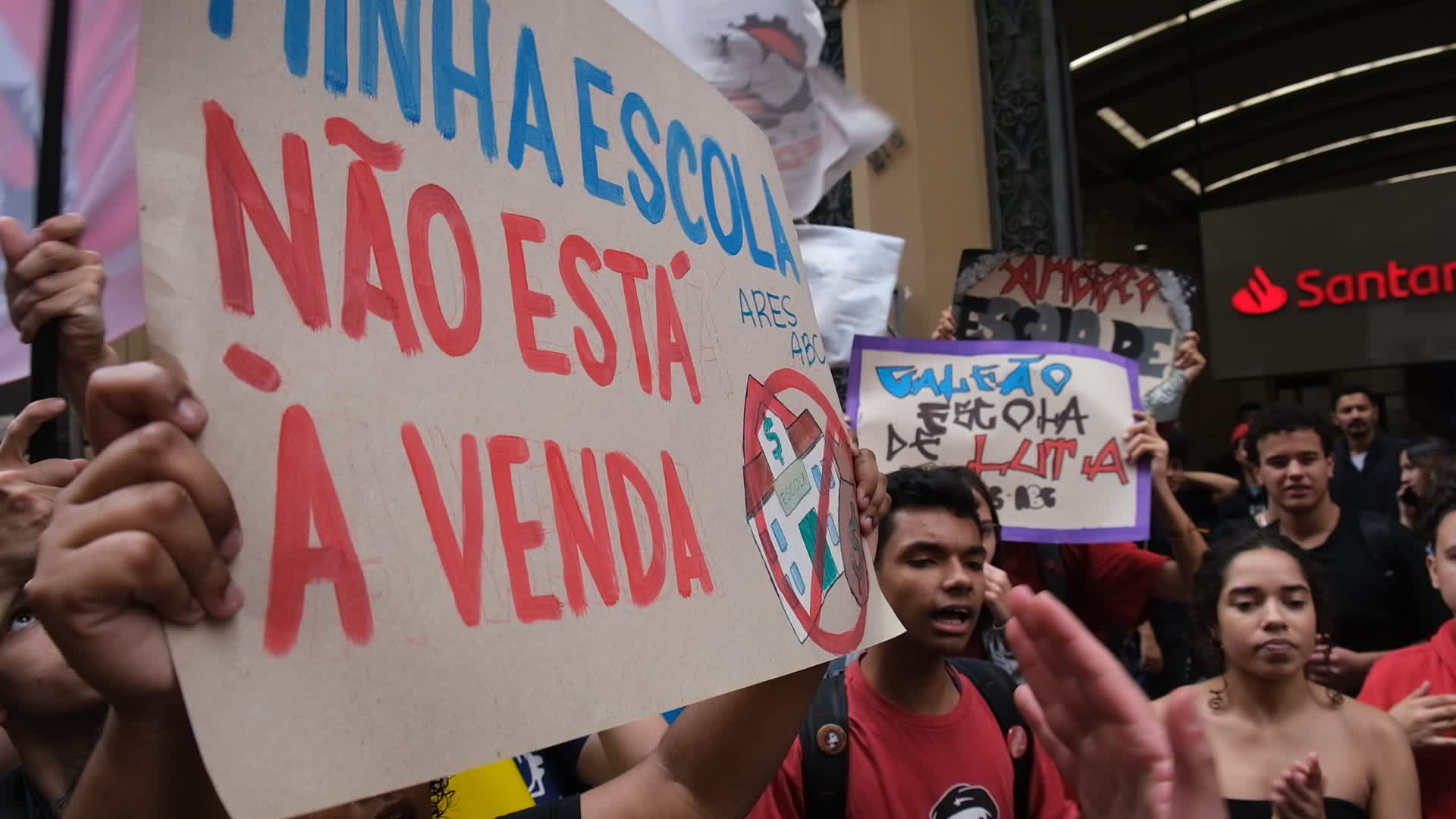 Protesters in São Paulo Against Privatization of Schools