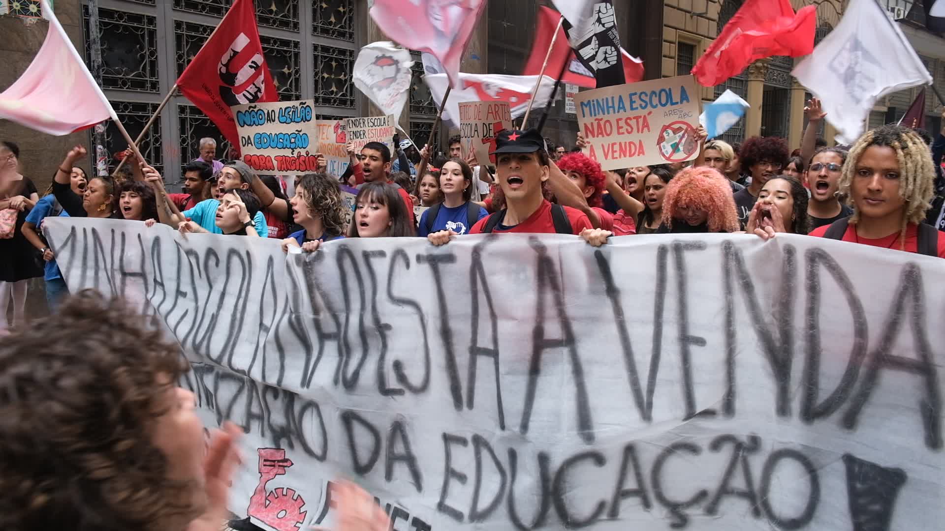 Protesters in São Paulo Against Privatization of Schools