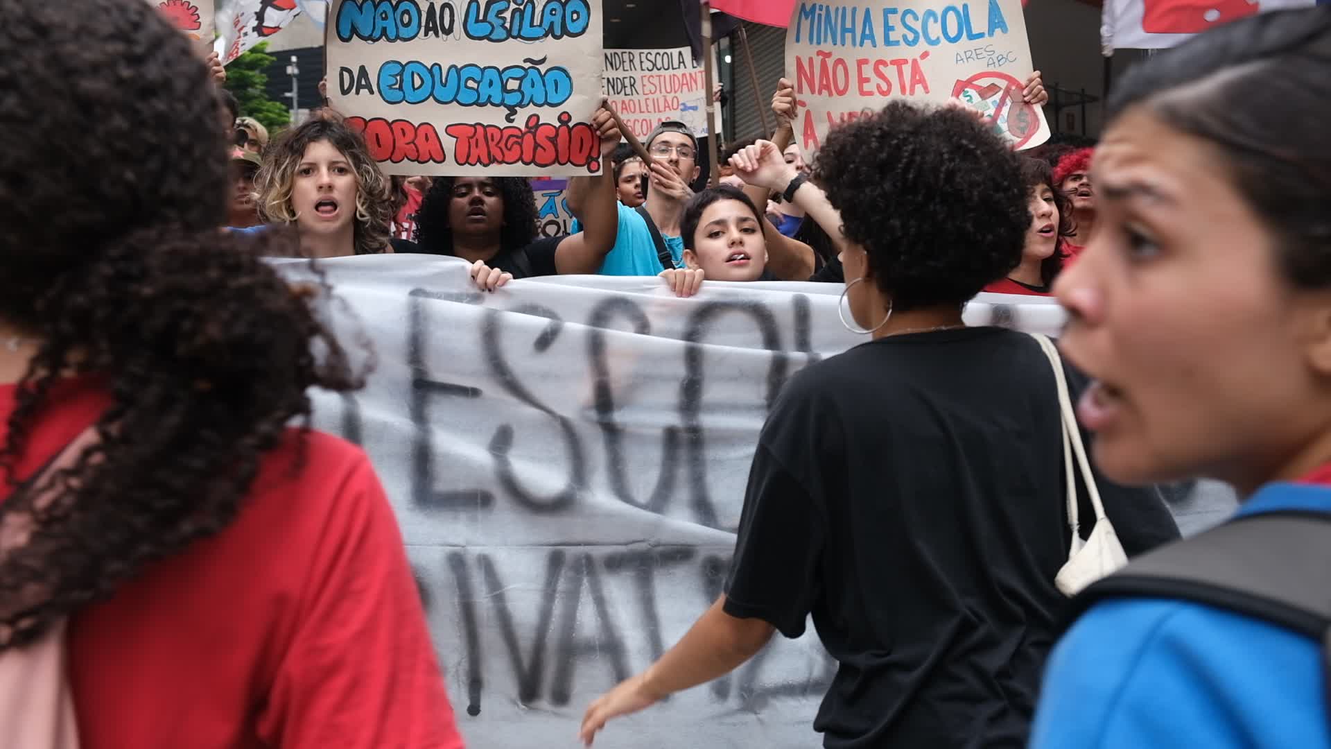 Protesters in São Paulo Against Privatization of Schools