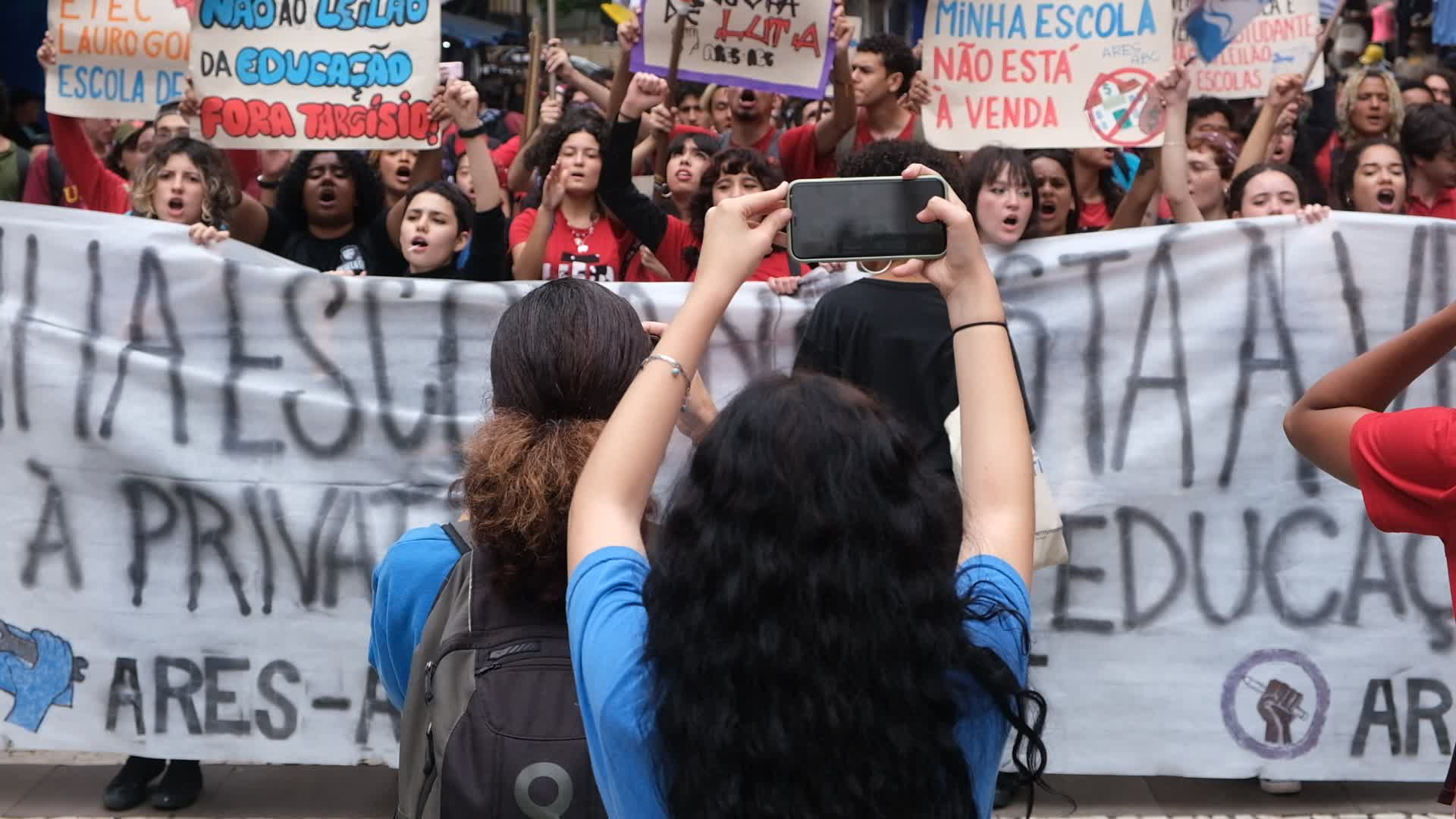 Protesters in São Paulo Against Privatization of Schools
