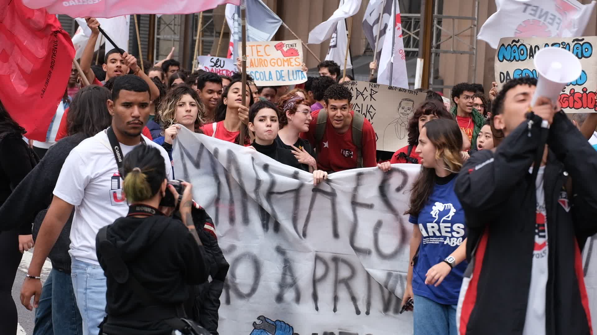 Protesters in São Paulo Against Privatization of Schools