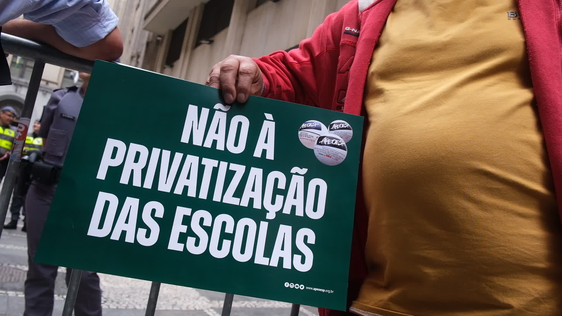 Protesters in São Paulo Against Privatization of Schools