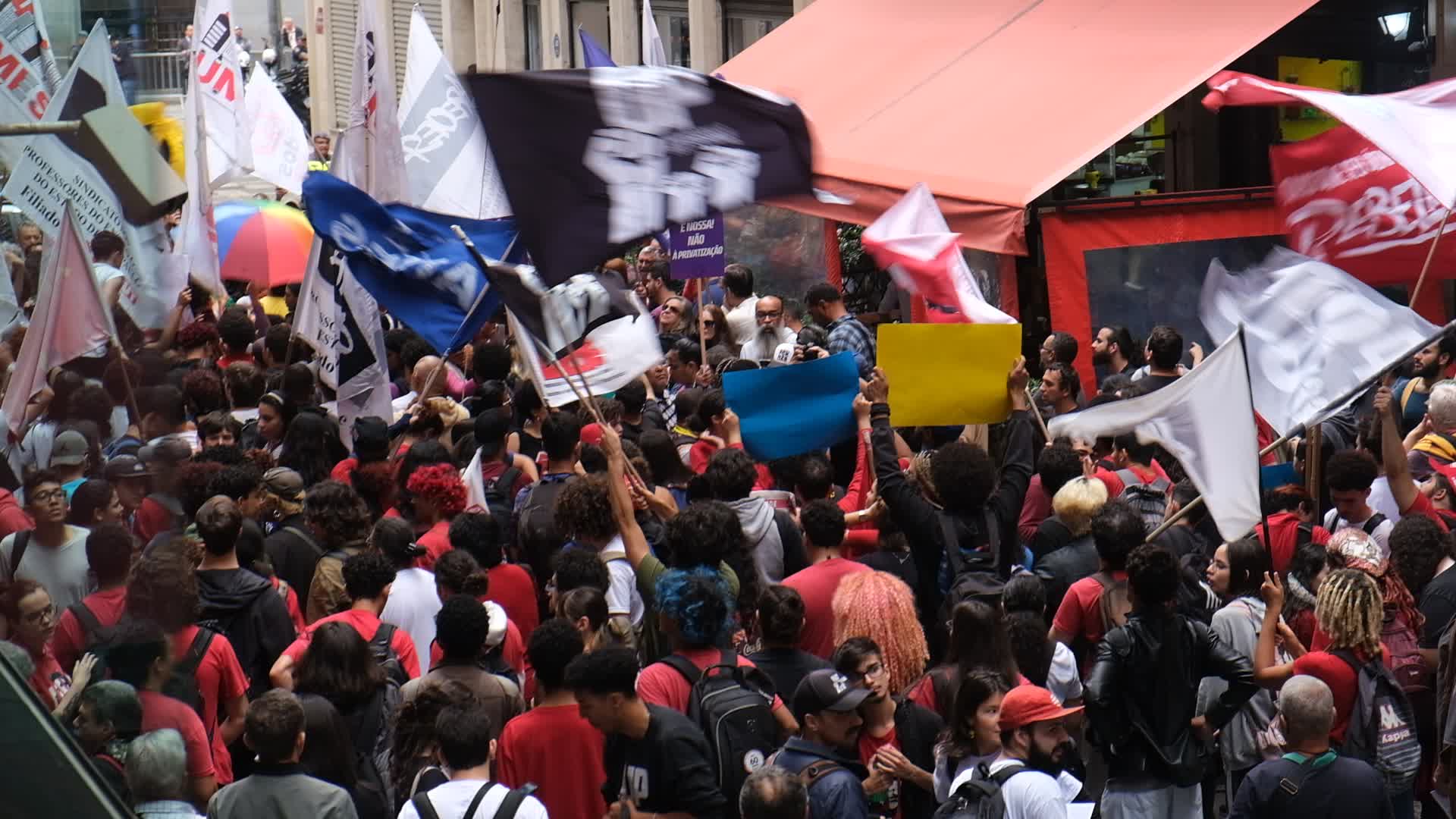 Protesters in São Paulo Against Privatization of Schools