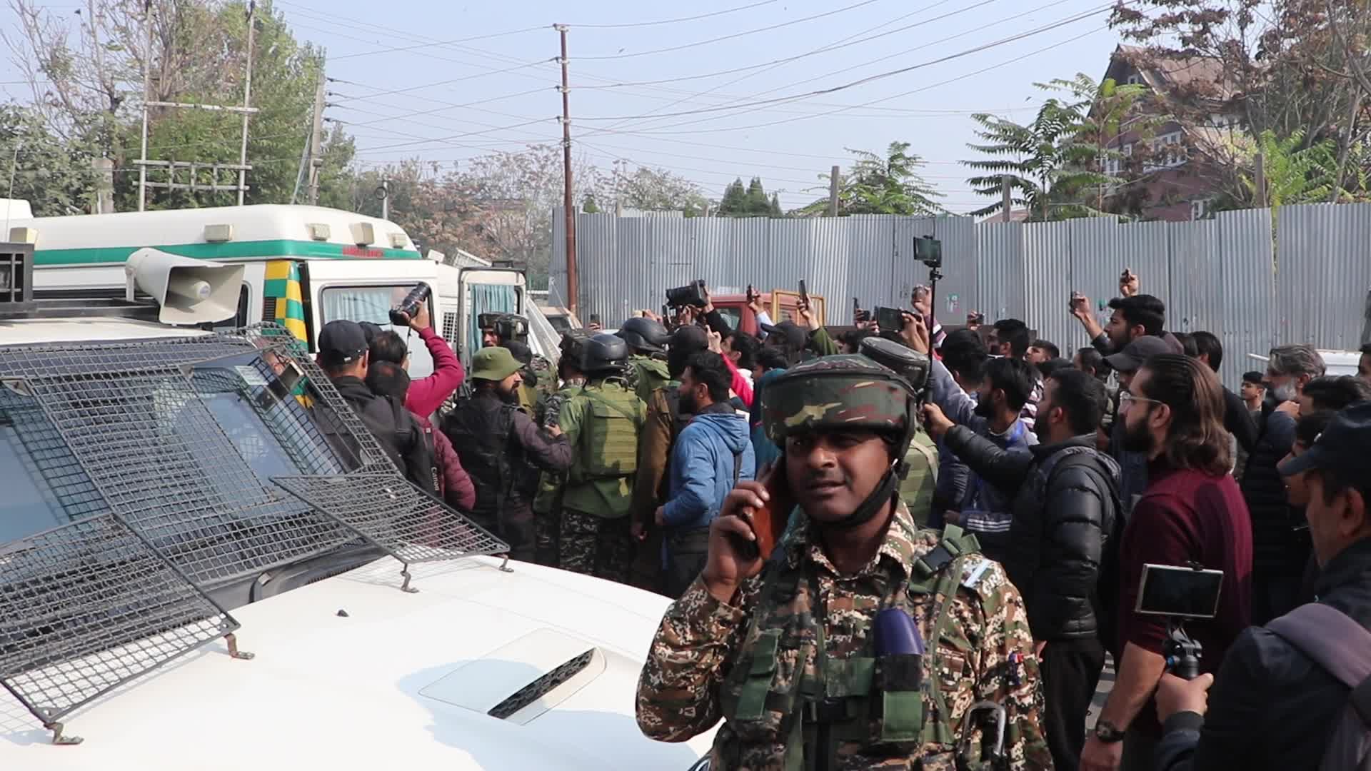 Indian troops kill 2 suspected militants in Kashmir