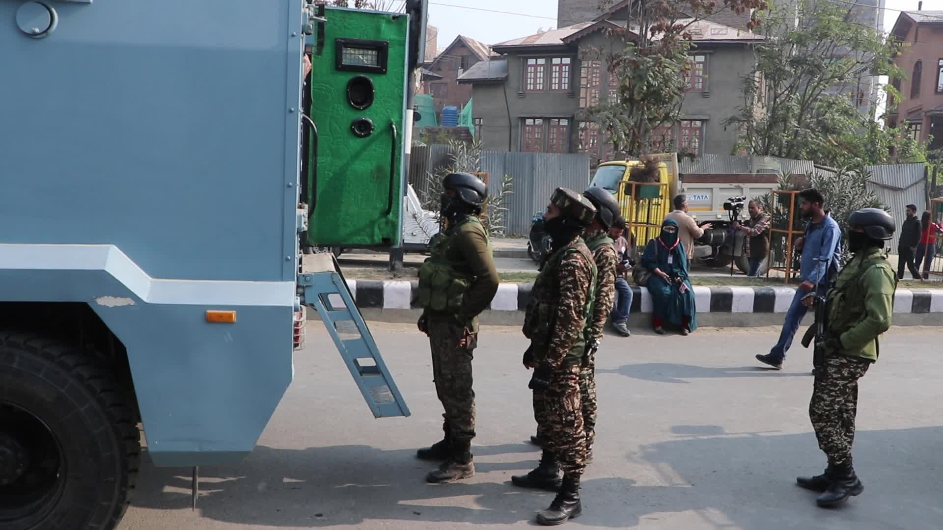 Indian troops kill 2 suspected militants in Kashmir