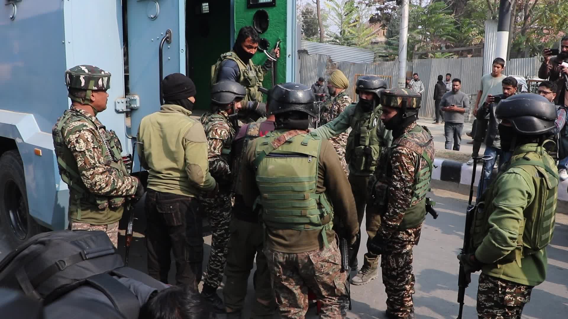 Indian troops kill 2 suspected militants in Kashmir