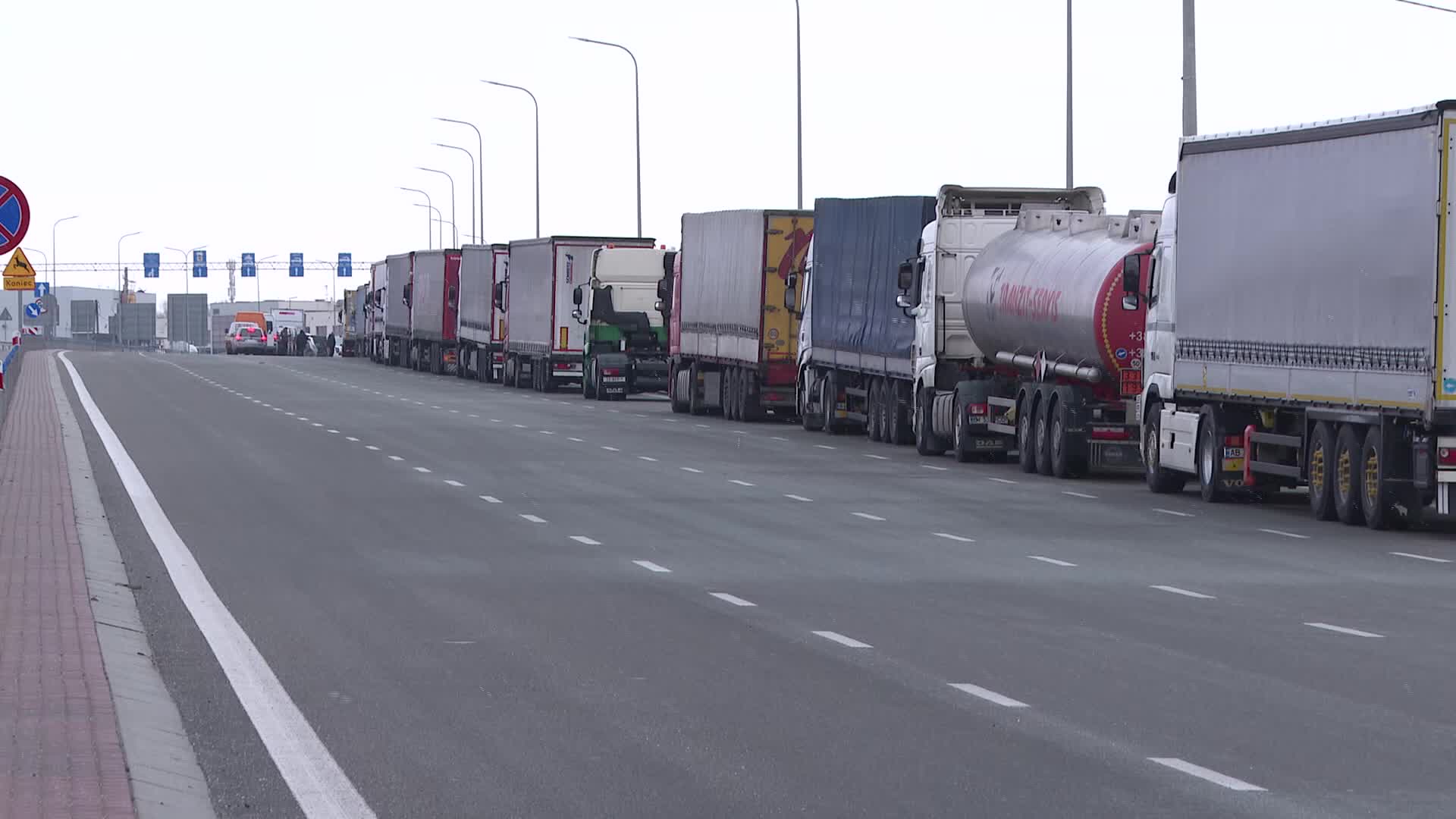 Farmers block Ukrainian border