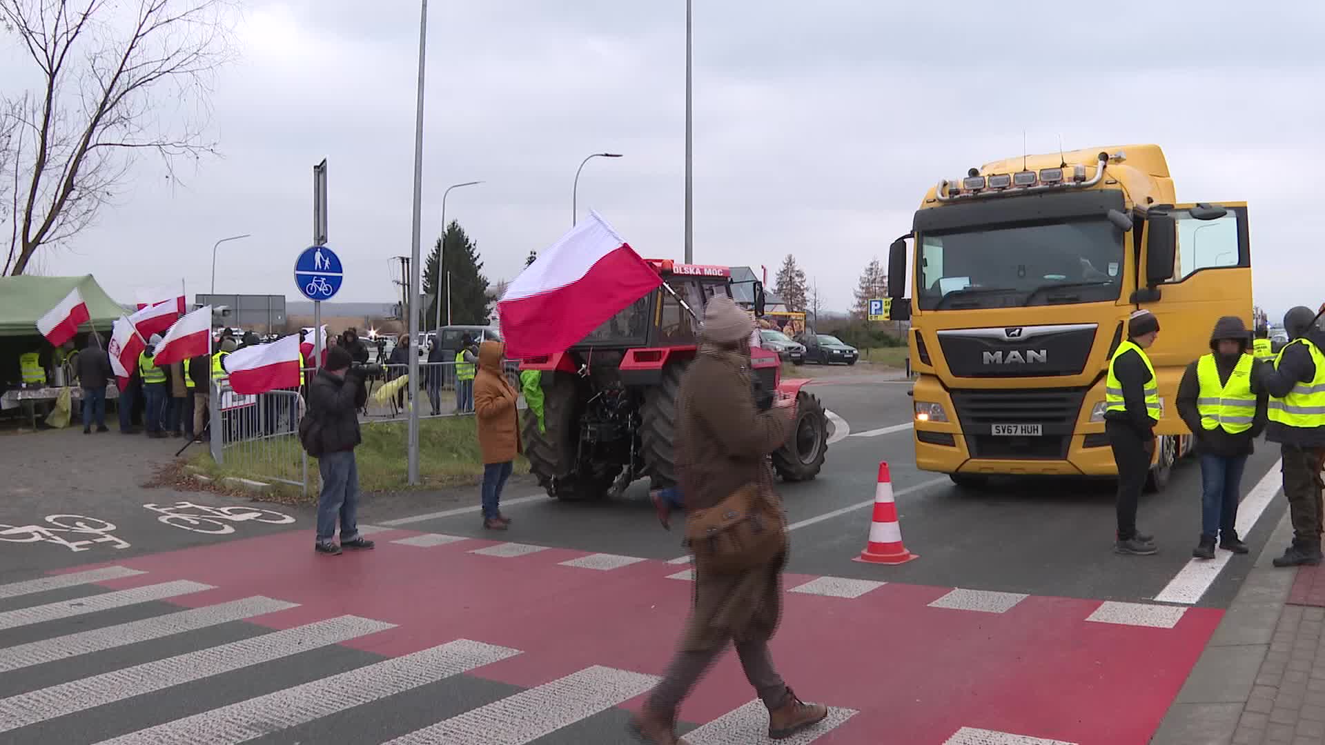 Farmers block Ukrainian border