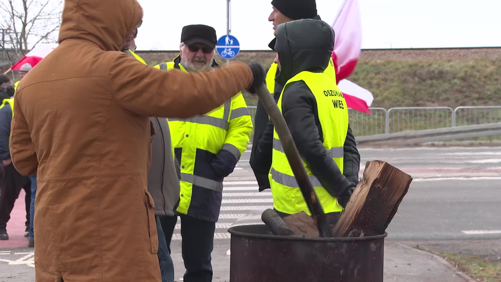Farmers block Ukrainian border