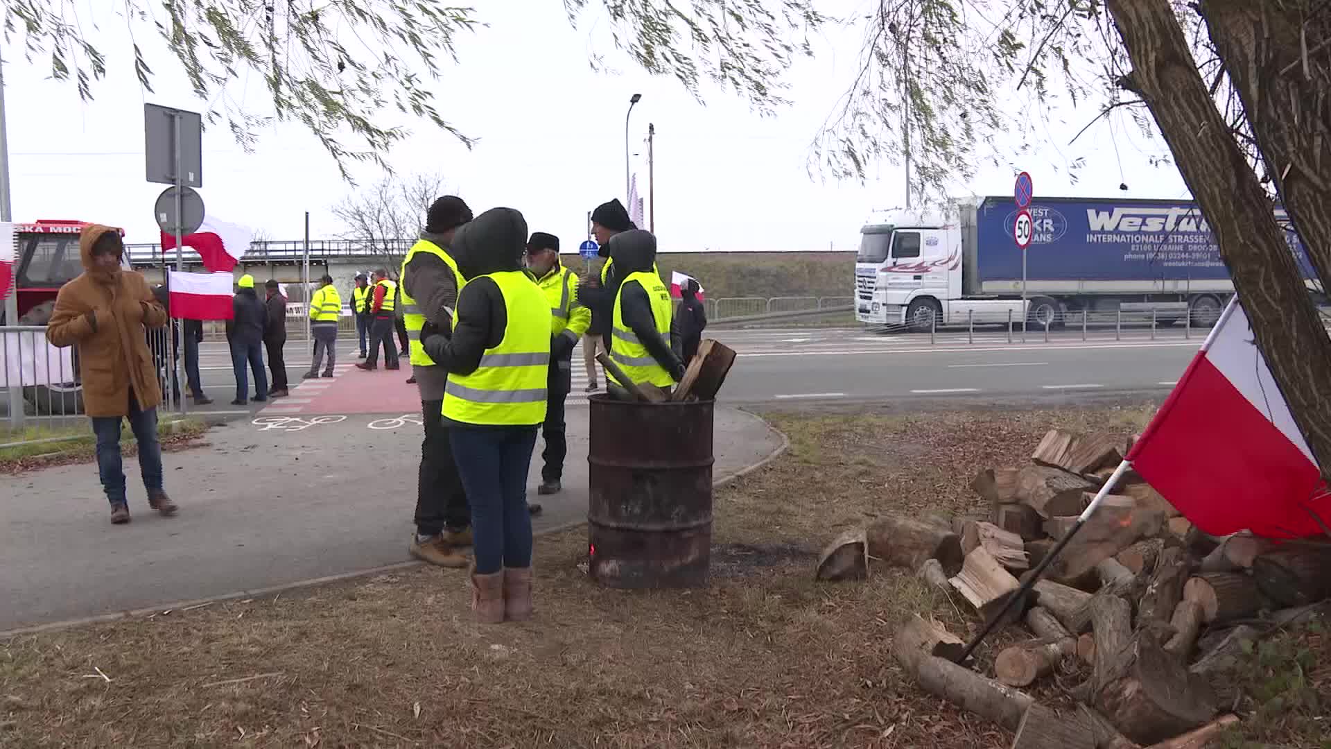 Farmers block Ukrainian border