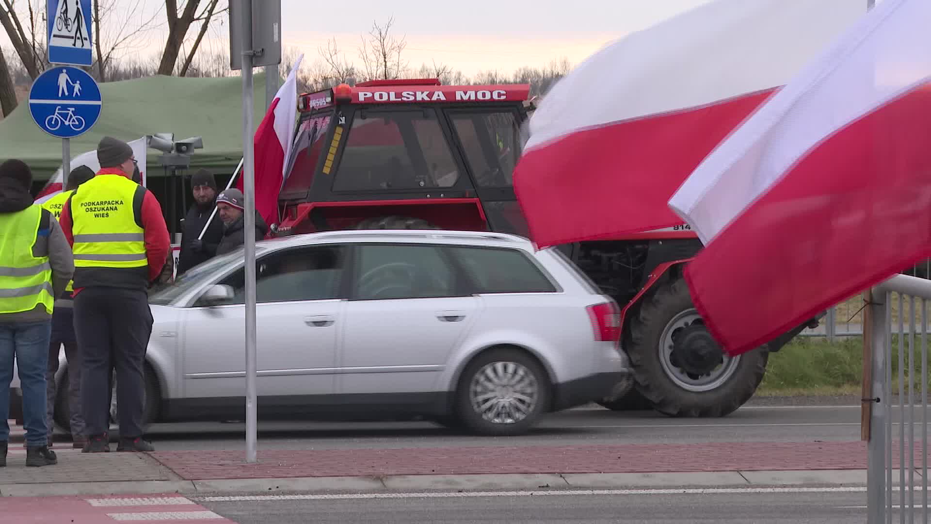 Farmers block Ukrainian border
