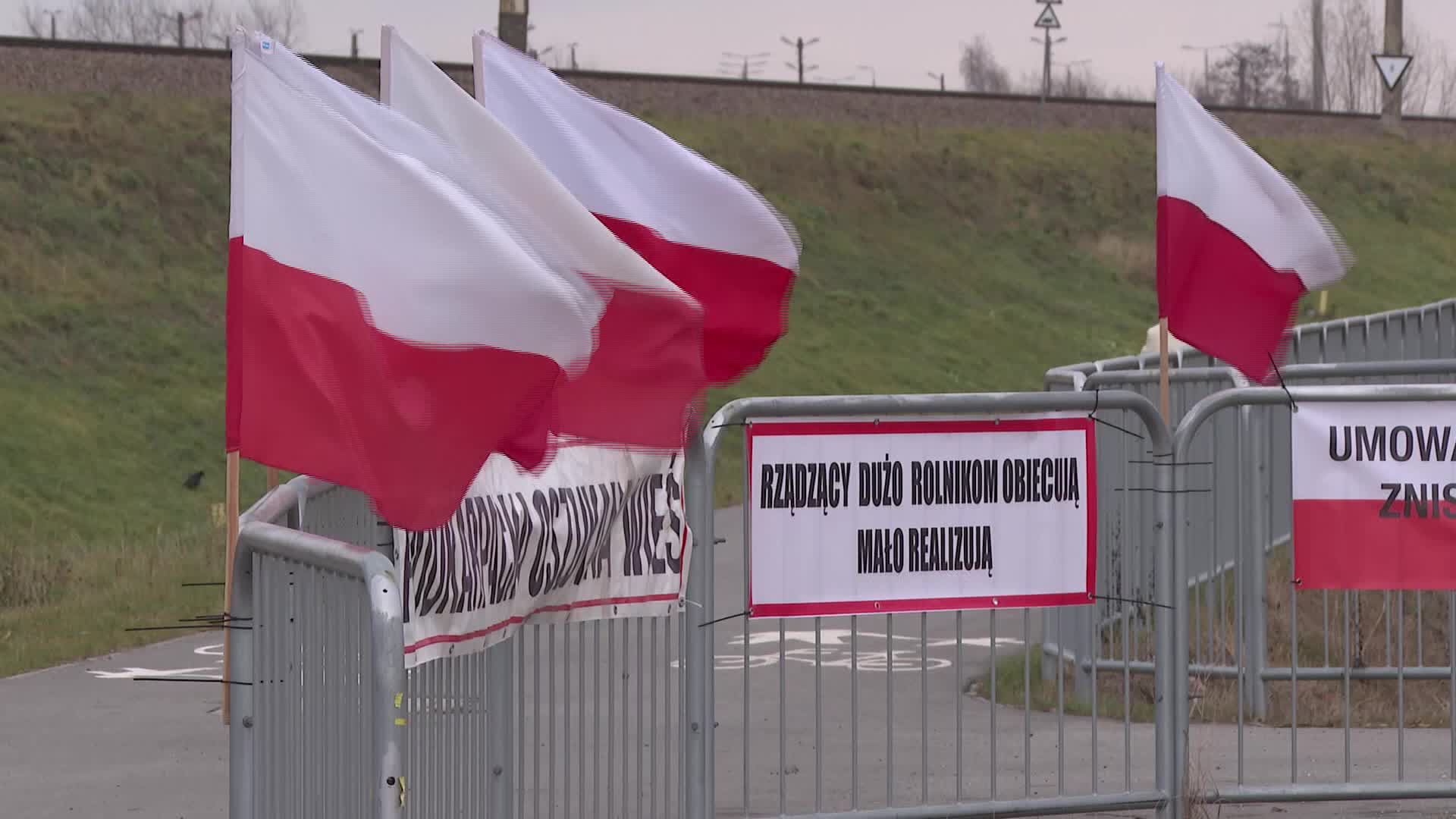 Farmers block Ukrainian border
