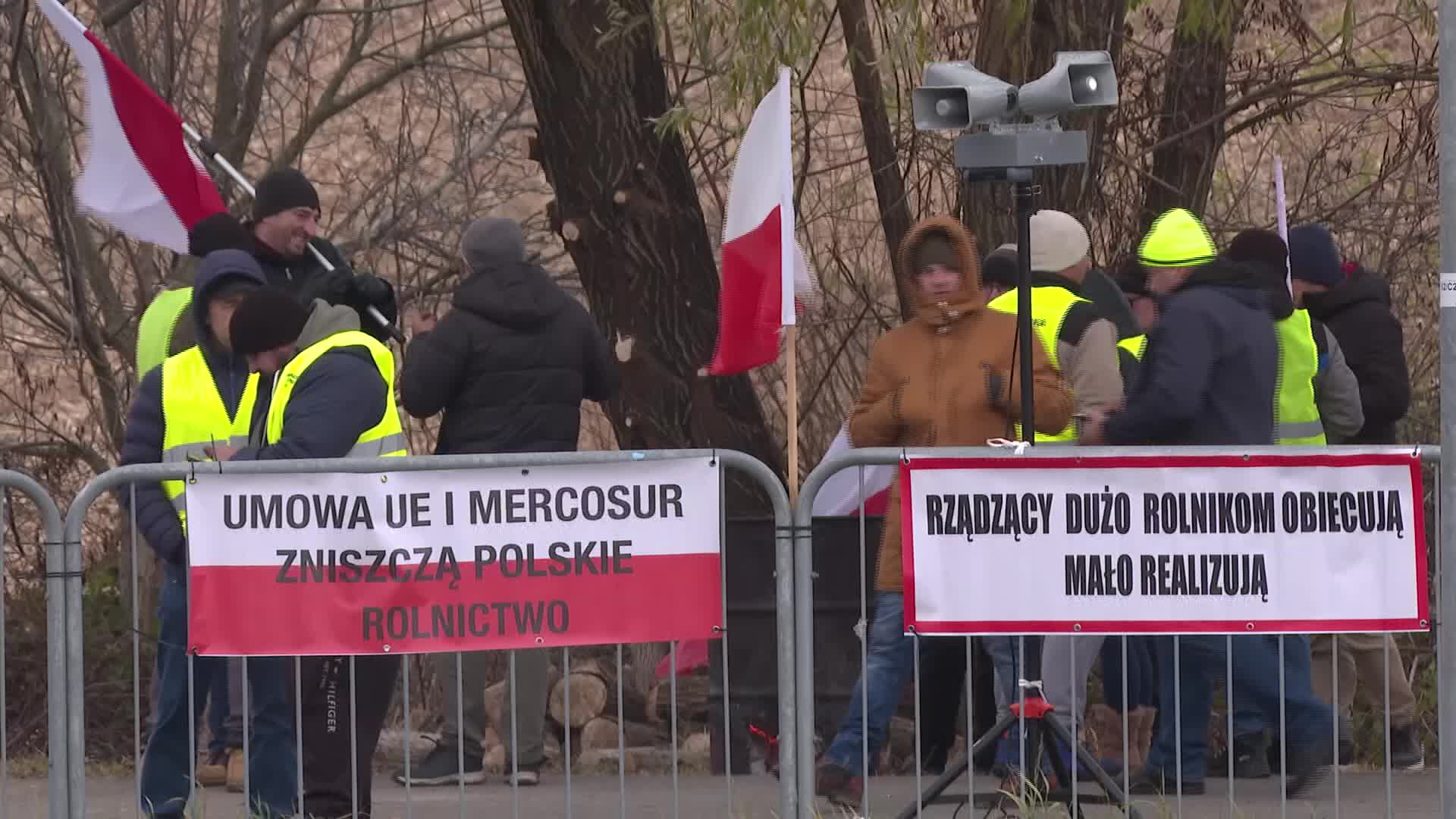 Farmers block Ukrainian border