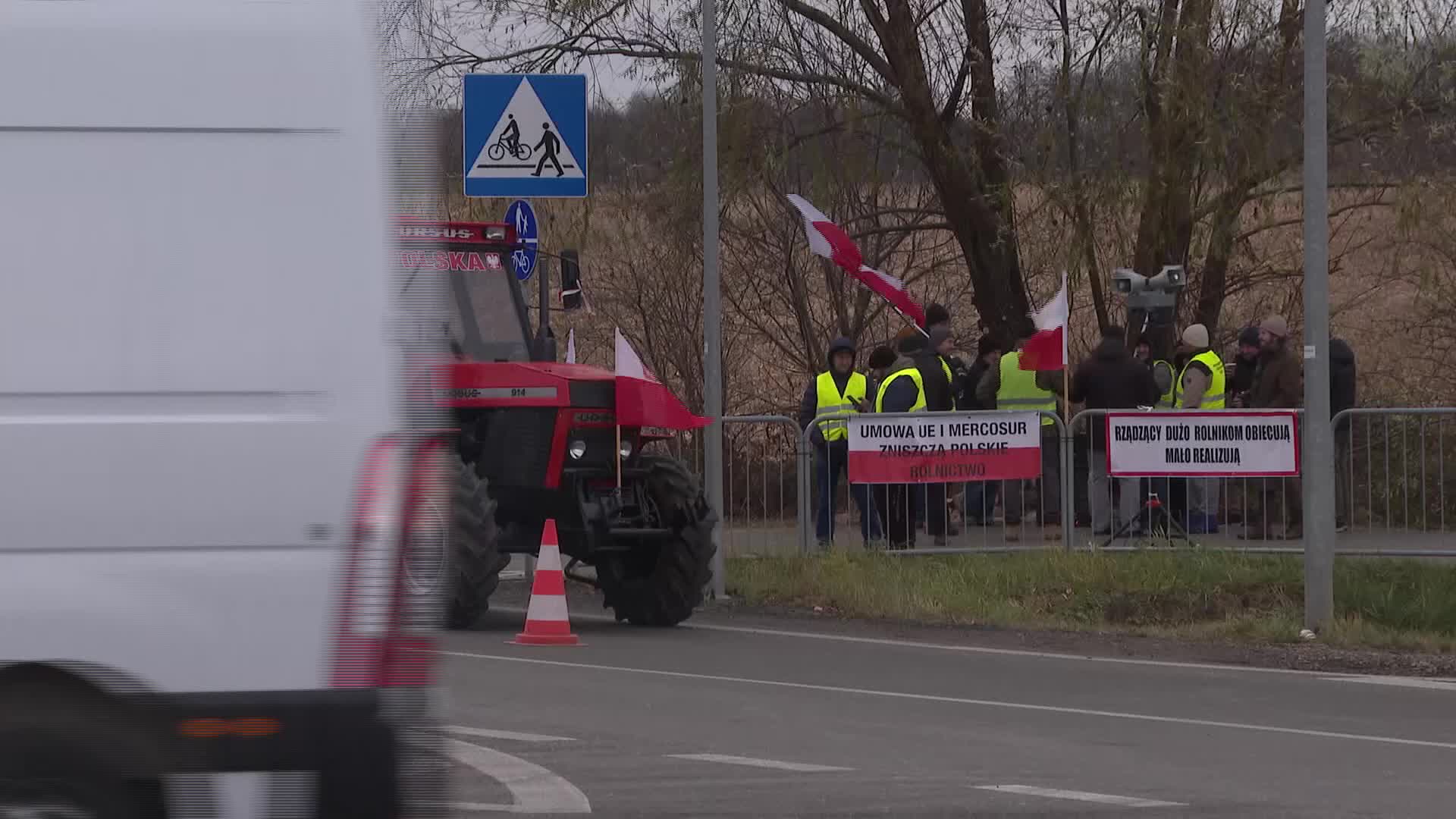 Farmers block Ukrainian border