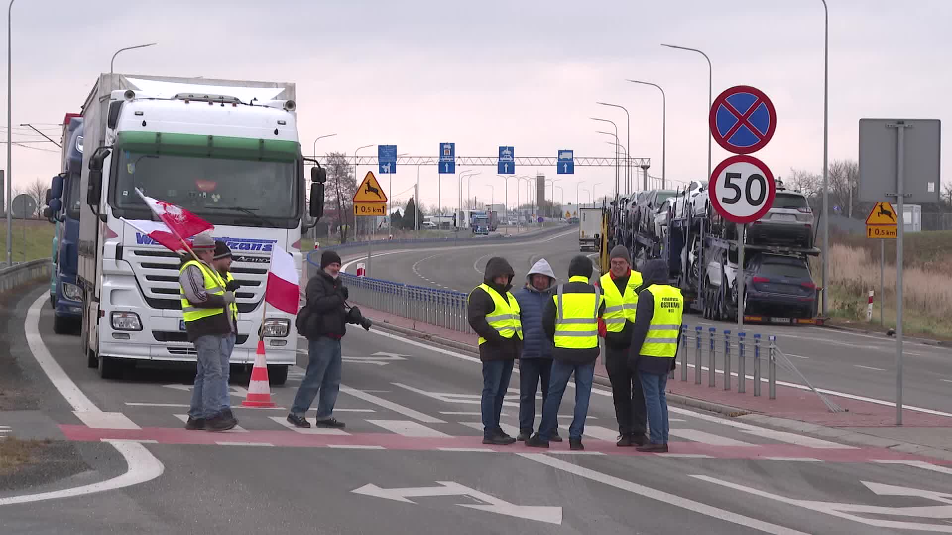 Farmers block Ukrainian border