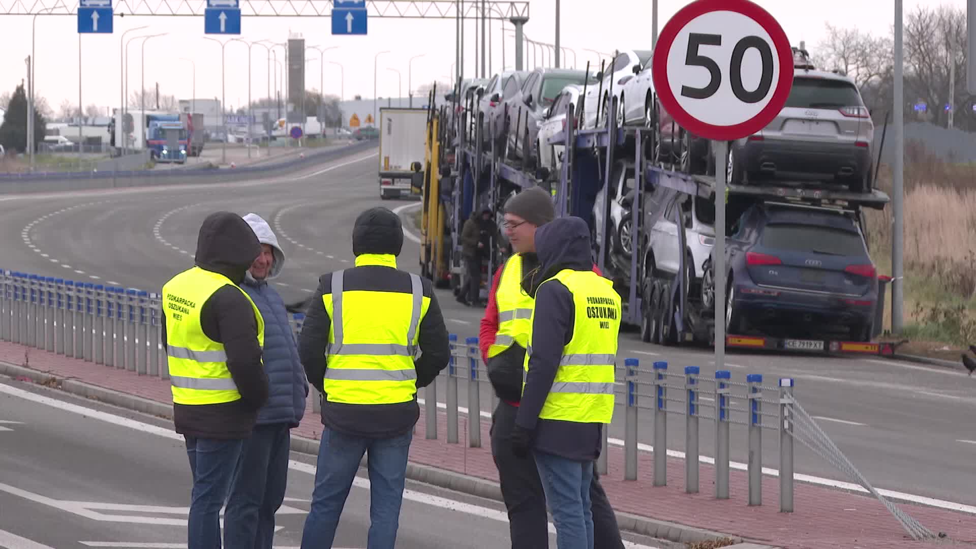 Farmers block Ukrainian border