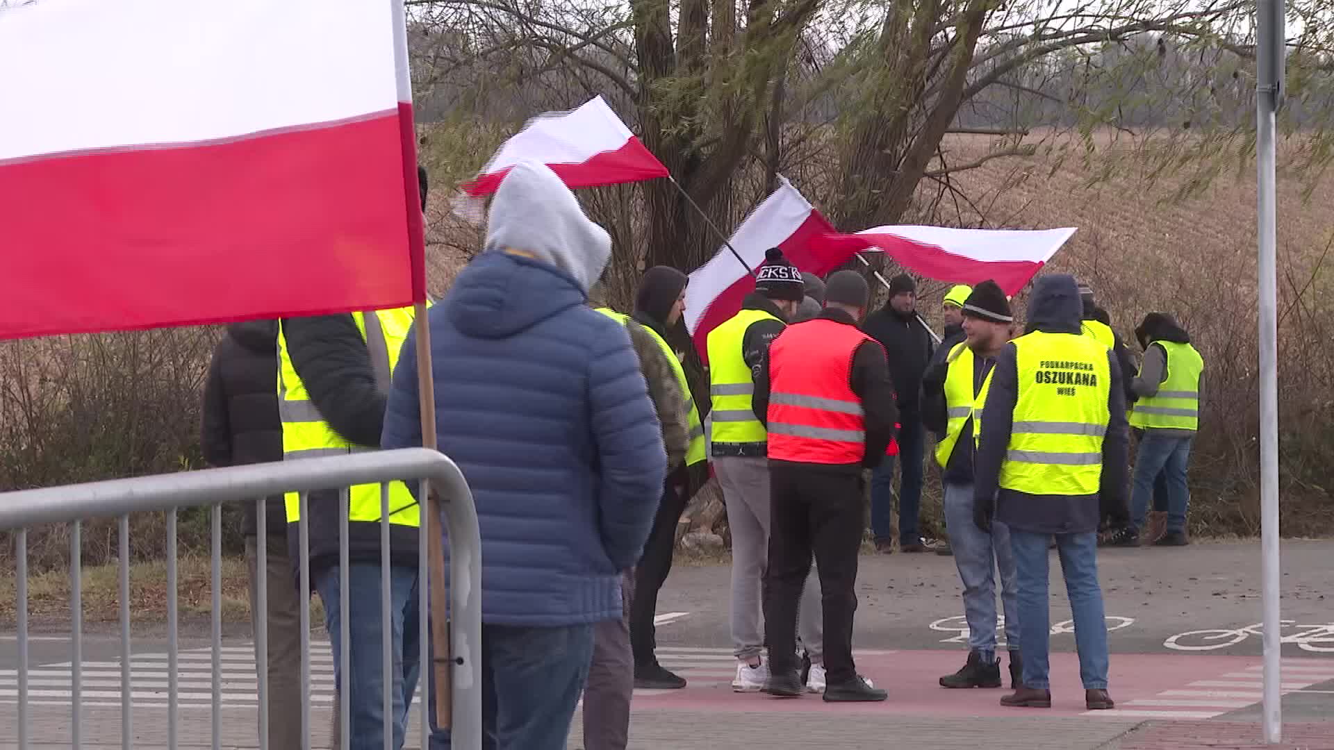 Farmers block Ukrainian border