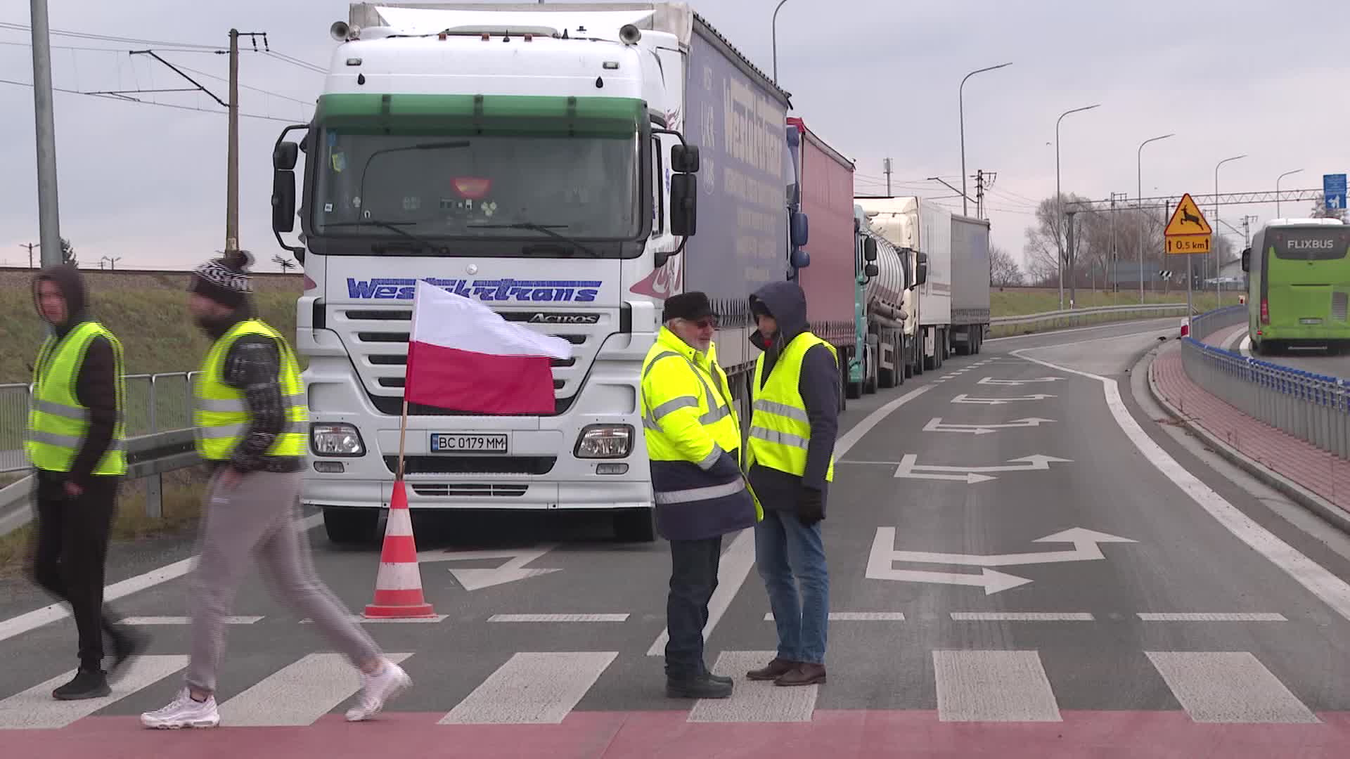 Farmers block Ukrainian border
