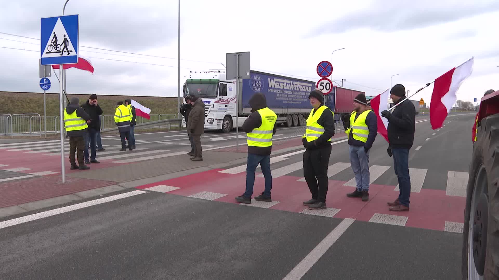 Farmers block Ukrainian border