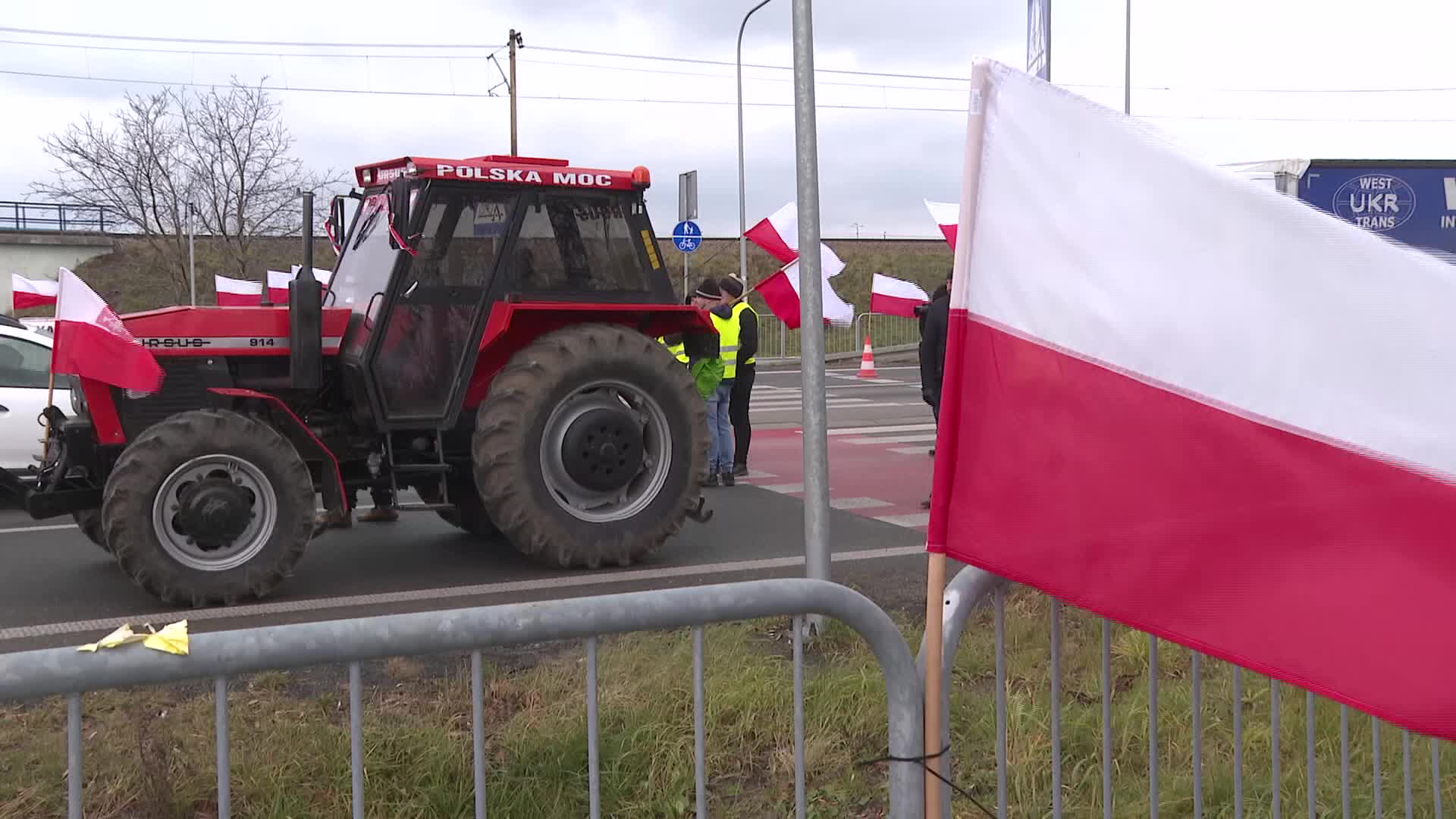 Farmers block Ukrainian border