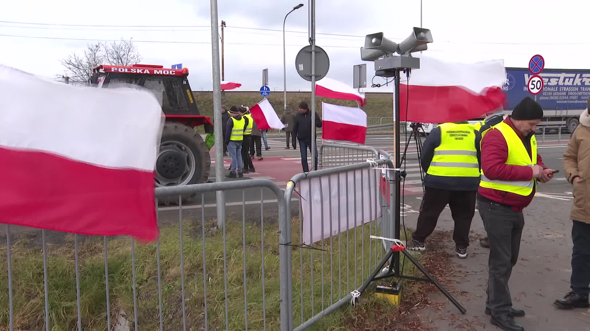 Farmers block Ukrainian border