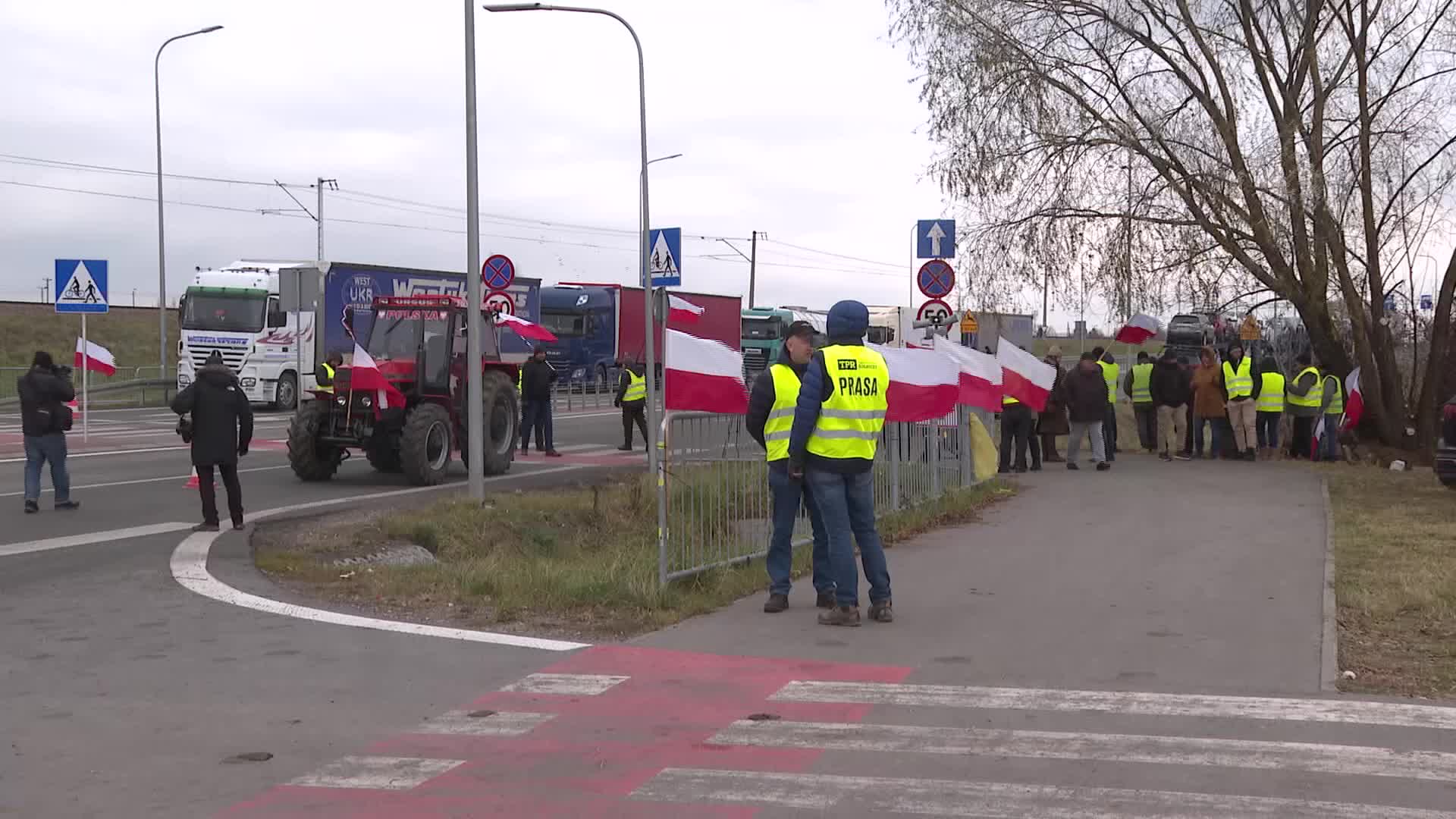 Farmers block Ukrainian border