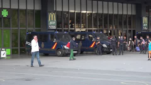 Barcelona: protesters occupy the hall of one of the main train stations
