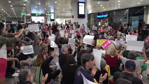 Barcelona: protesters occupy the hall of one of the main train stations