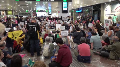 Barcelona: protesters occupy the hall of one of the main train stations