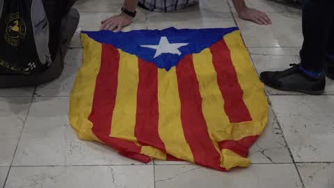 Barcelona: protesters occupy the hall of one of the main train stations