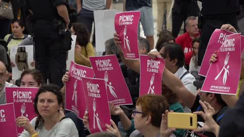 Barcelona: protesters occupy the hall of one of the main train stations