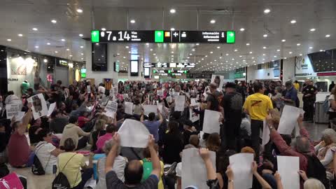 Barcelona: protesters occupy the hall of one of the main train stations