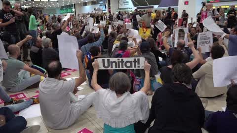 Barcelona: protesters occupy the hall of one of the main train stations