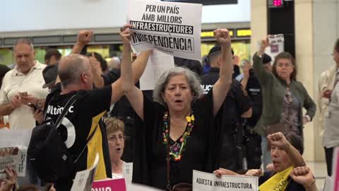 Barcelona: protesters occupy the hall of one of the main train stations