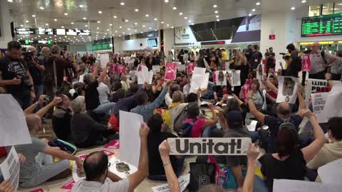 Barcelona: protesters occupy the hall of one of the main train stations