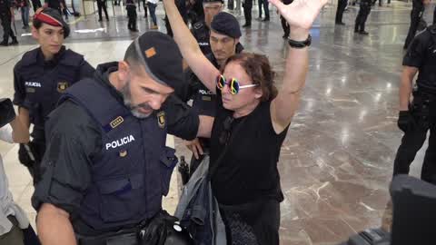 Barcelona: protesters occupy the hall of one of the main train stations