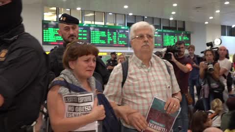 Barcelona: protesters occupy the hall of one of the main train stations