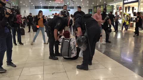 Barcelona: protesters occupy the hall of one of the main train stations