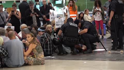 Barcelona: protesters occupy the hall of one of the main train stations