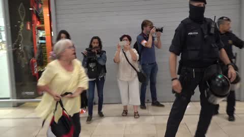 Barcelona: protesters occupy the hall of one of the main train stations