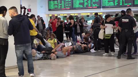 Barcelona: protesters occupy the hall of one of the main train stations
