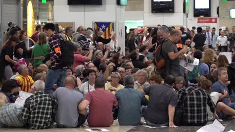 Barcelona: protesters occupy the hall of one of the main train stations