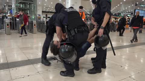 Barcelona: protesters occupy the hall of one of the main train stations