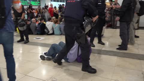 Barcelona: protesters occupy the hall of one of the main train stations