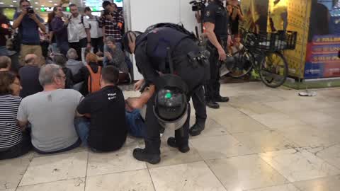 Barcelona: protesters occupy the hall of one of the main train stations