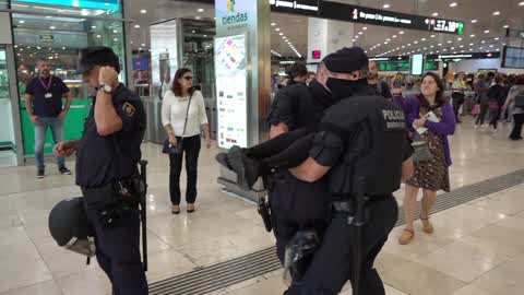 Barcelona: protesters occupy the hall of one of the main train stations